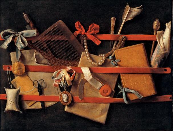 Pintura realista de cuadernos, perlas, un peine, una pluma y otras efímeras.