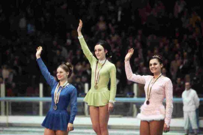 Ganadores olímpicos de patinaje femenino saludando