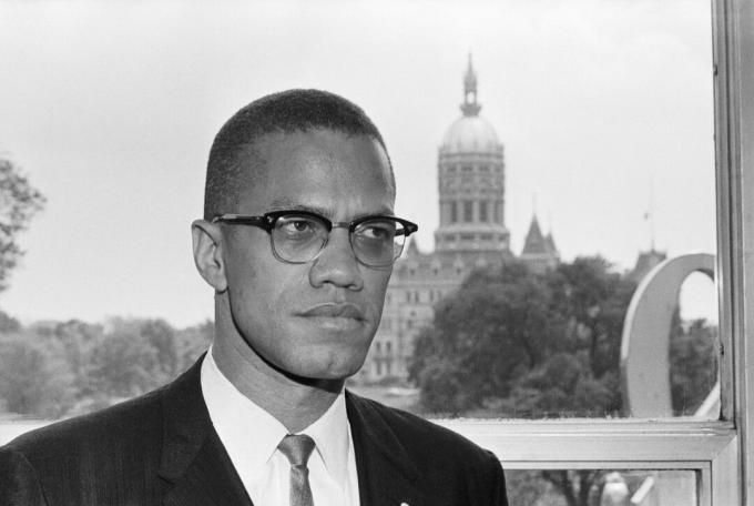 Malcolm X frente al Capitolio de Connecticut