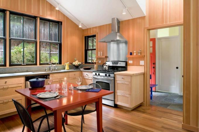 Cocina de la cabaña de madera del condado de Mendocino por la arquitecta de California Cathy Schwabe