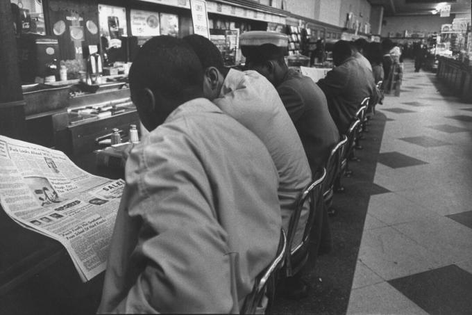 Afroamericanos en el mostrador del almuerzo de la tienda Woolworth