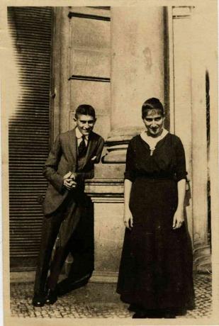 Franz Kafka con su hermana Ottla ante la Casa Oppelt en Praga Artista: Anónimo