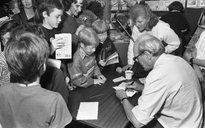 Una multitud de niños espera el autógrafo de Dahl