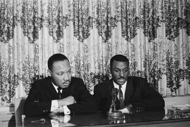 Los activistas de derechos civiles Martin Luther King Jr. y Fred Shuttlesworth dan una conferencia de prensa al comienzo de la Campaña de Birmingham, mayo de 1963.
