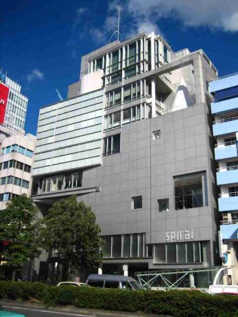 Edificio urbano, aluminio blanco y vidrio.