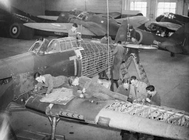 Hawker Hurricane siendo reparado.