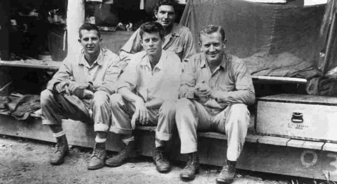 John F. Kennedy con otros miembros de la tripulación