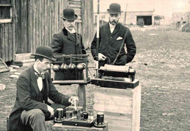 Fotografía antigua de ingenieros de la oficina de correos británica inspeccionando el equipo de radio de Marconi durante una manifestación en Flat Holm Island, 13 de mayo de 1897