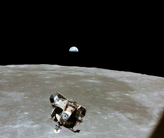 Módulo lunar Apolo 11 elevándose sobre la luna