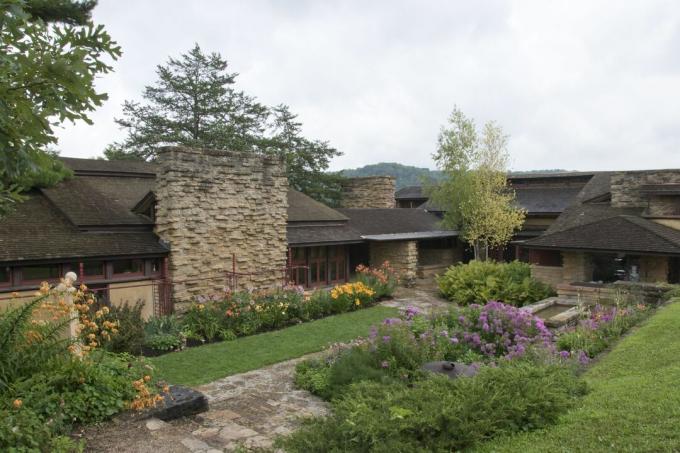 Los jardines y la arquitectura orgánica de Taliesin, gran chimenea de piedra, orientación horizontal del compuesto en la finca de Frank Lloyd Wright en Wisconsin.