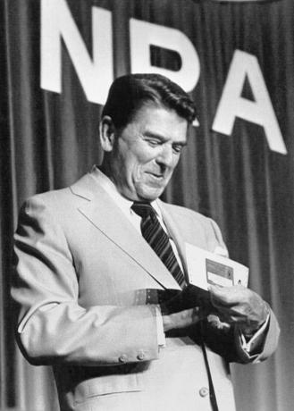 El presidente Reagan recibe su tarjeta de membresía de la NRA