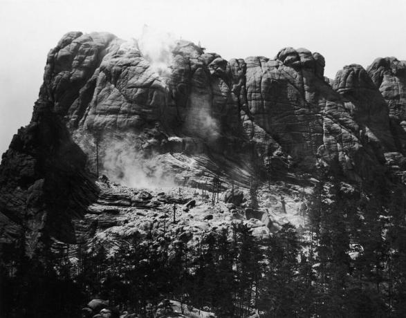 Monte Rushmore con la talla recién comenzando.