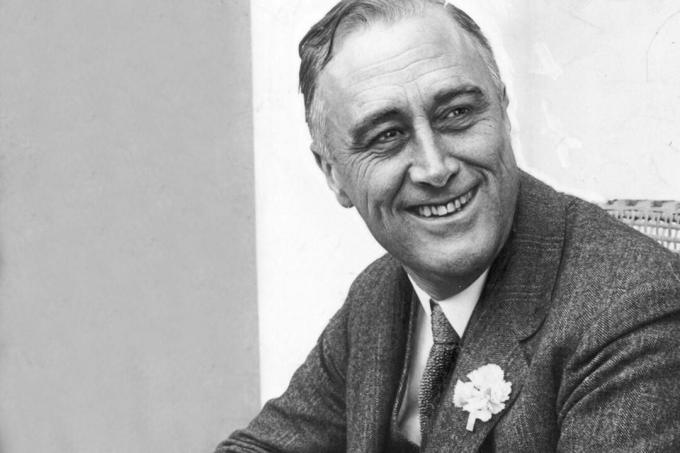 1928: el estadista estadounidense Franklin Delano Roosevelt (1882 - 1945) sonriendo cuando escuchó que lideraba el concurso para el gobernador del estado de Nueva York el 1 de junio de 1928.