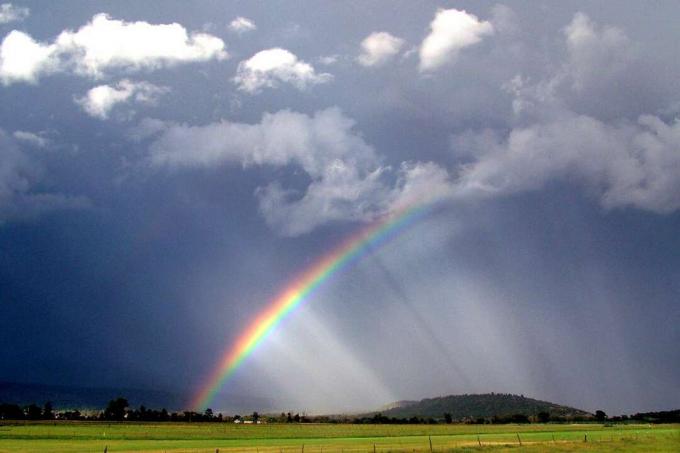 Arco iris que atraviesa las nubes después de una tormenta