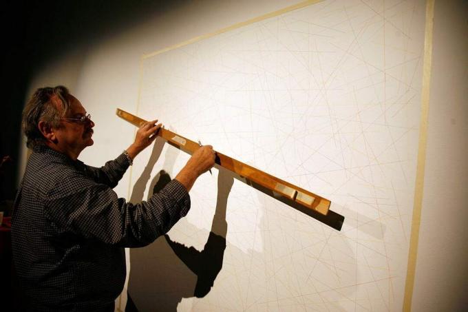 John Hogan creando un dibujo lineal de Sol Lewitt