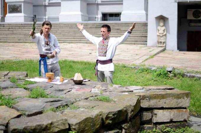 Comunidad pagana ucraniana haciendo ceremonia ritual dedicada a Perun, Ucrania