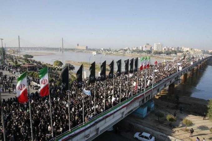 Iraníes marchando por las calles de Ahvaz