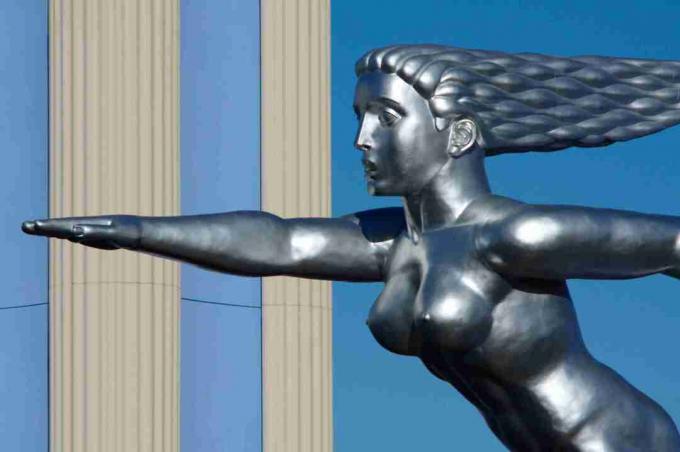 Detalle de la escultura de metal art deco en Fair Park, Dallas, mujer desnuda, cabello que fluye hacia atrás