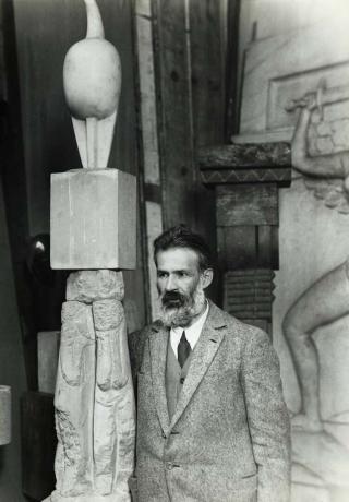 Constantin Brancusi con escultura