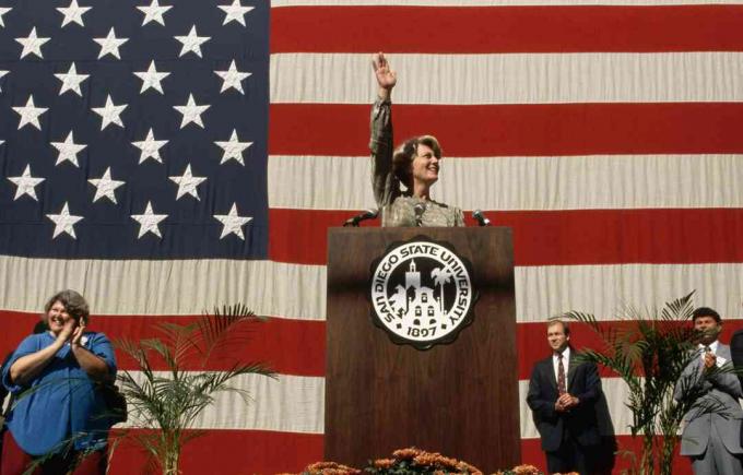 Geraldine Ferraro y la bandera americana