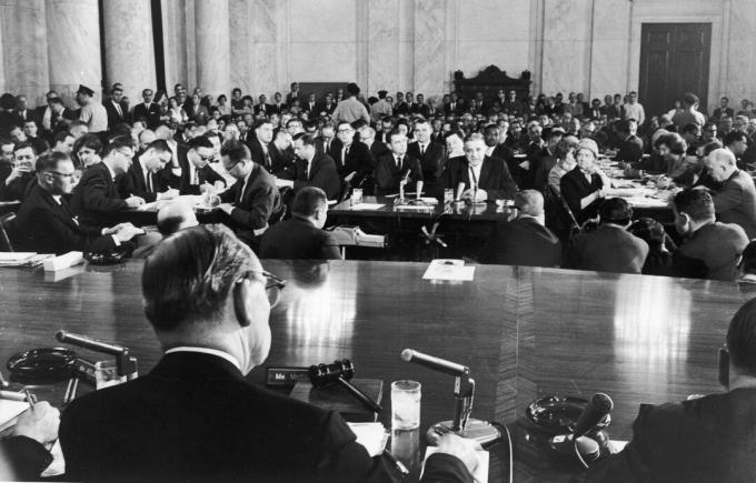 Fotografía de la sala de audiencia abarrotada como el mafioso Joseph Valachi testificó ante el comité del Senado.