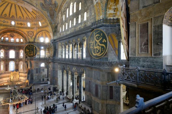 espacio interior masivo de 180 pies de altura rodeado de ventanas arqueadas, mosaicos y una gran cúpula con pechinas