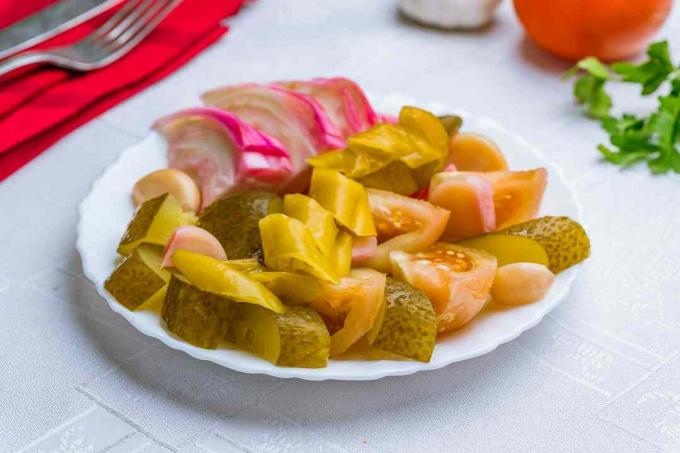 Plato de verduras en escabeche