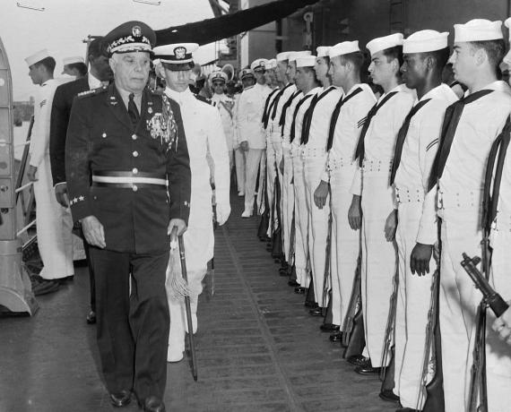 General Rafael Trujillo revisando marineros estadounidenses visitantes