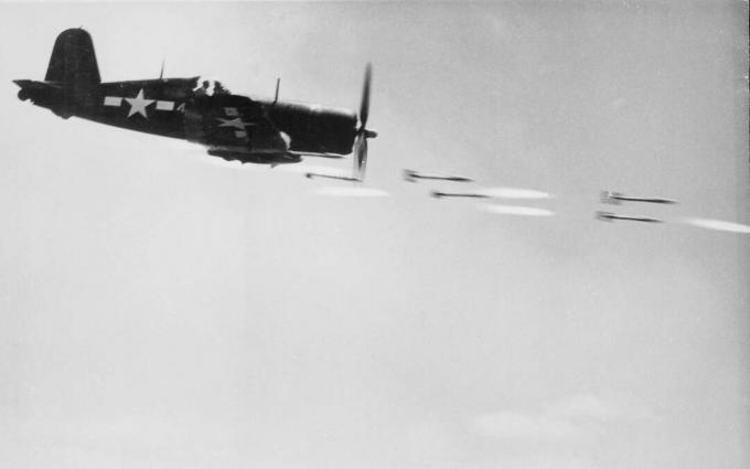 Caza F4U Corsair disparando cohetes durante la Batalla de Okinawa.