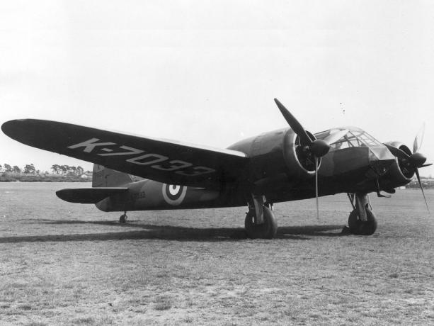 Un bimotor Bristol Blenheim bombardero en un campo de aviación.