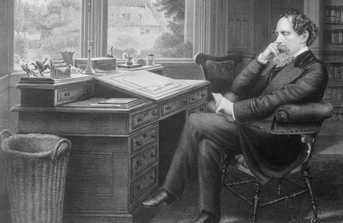 Ilustración grabada de Charlies Dickens en su escritorio.