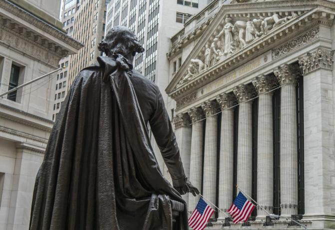 Una estatua de George Washington mira hacia el edificio de la Bolsa de Nueva York en Broad Street desde el Federal Hall National Memorial en Wall Street en la ciudad de Nueva York.