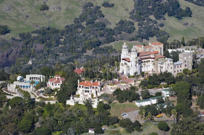 Foto aérea del Castillo Hearst, San Simeón, un castillo en una colina en San Luis Obispo, California
