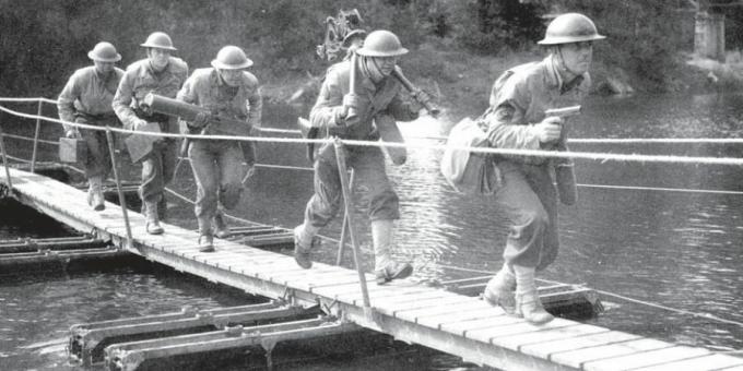 Soldados estadounidenses cruzando un pequeño puente de pontones.
