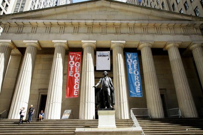 Escultura de George Washington en los escalones del Federal Hall en el bajo Manhattan