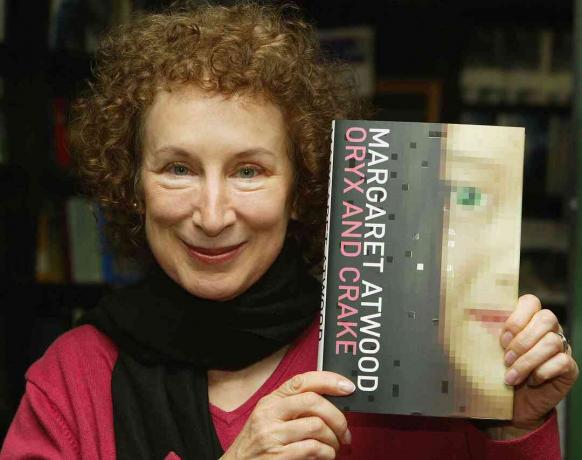 Atwood sosteniendo una copia de su novela 'Oryx and Crake'