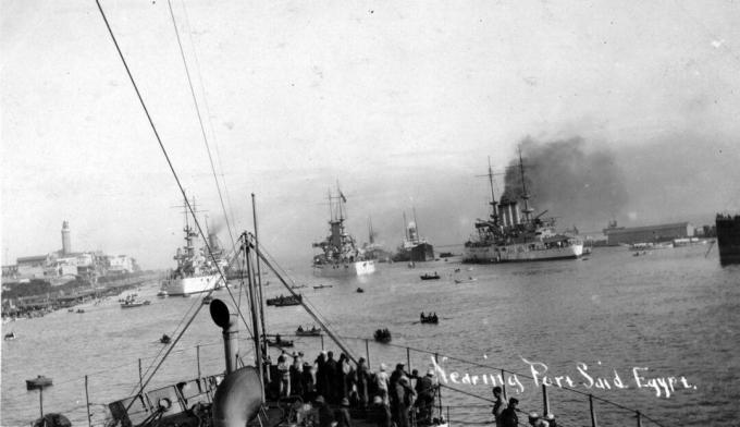 Tres gigantescos acorazados estadounidenses seguidos navegando por el Canal de Suez.