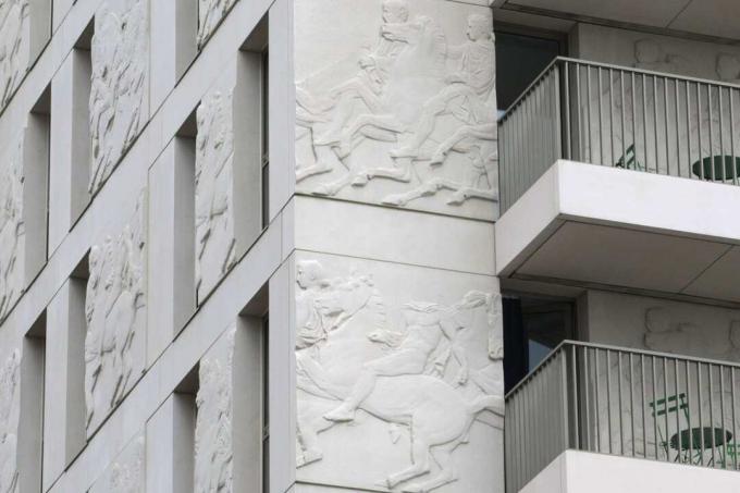 Foto de antiguas figuras olímpicas griegas cortadas en piedra de un apartamento de 2012 para los Juegos Olímpicos de Londres.