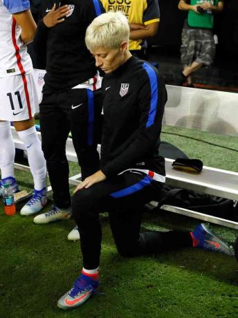 Fotografía de la estrella de fútbol femenino Megan Rapinoe arrodillada durante el Himno Nacional