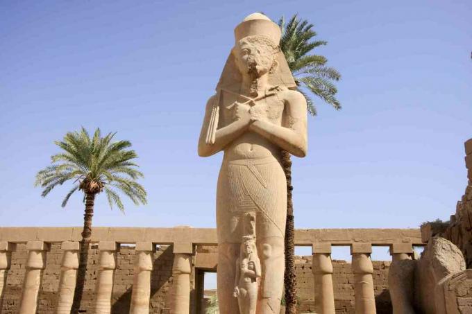 Estatua de piedra de Ramsés II en el patio de ruinas