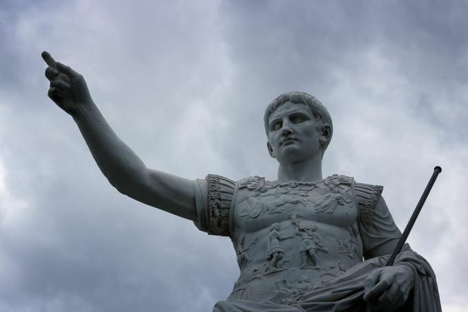 Estatua de Julio César contra un cielo tormentoso.