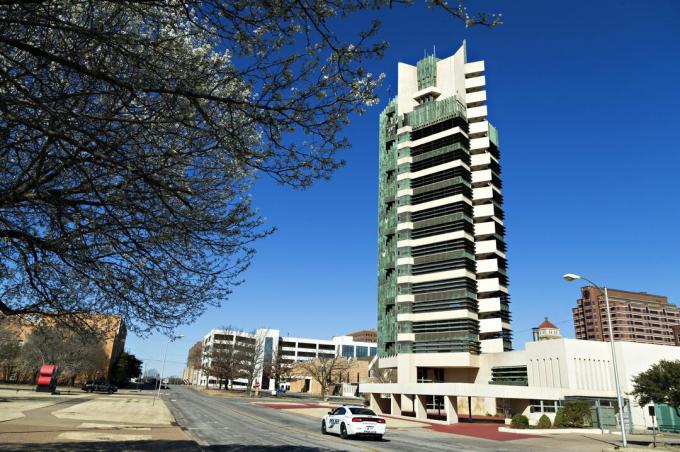 Una espectacular torre de construcción, múltiples pisos de cobre y concreto en el centro de una ciudad muy pequeña en Oklahoma.