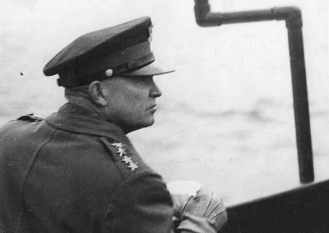 El general Dwight D Eisenhower (1890 - 1969), comandante supremo de las fuerzas aliadas, observa el Operaciones de aterrizaje aliadas desde la cubierta de un buque de guerra en el Canal de la Mancha durante la Segunda Guerra Mundial, junio 1944. Eisenhower fue elegido más tarde como el 34 ° presidente de los Estados Unidos