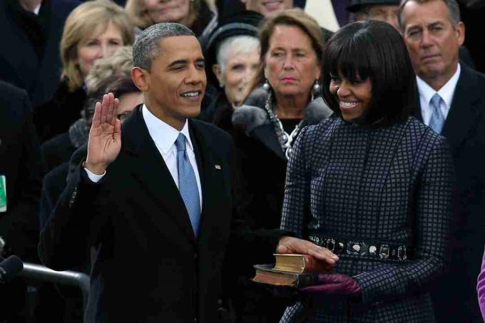 Barack Obama con su mano en las biblias jurando junto a su esposa para su segundo mandato.