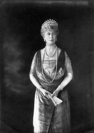 Fotografía de la reina María de Teck con un vestido formal y una tiara