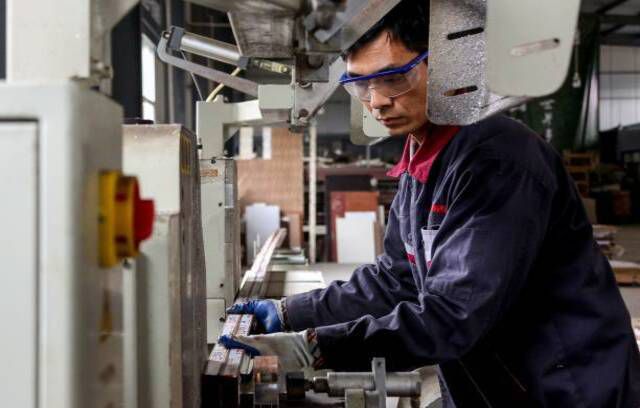 Un empleado que trabaja en productos de aluminio en una fábrica en Zouping, en la provincia oriental de Shandong, China