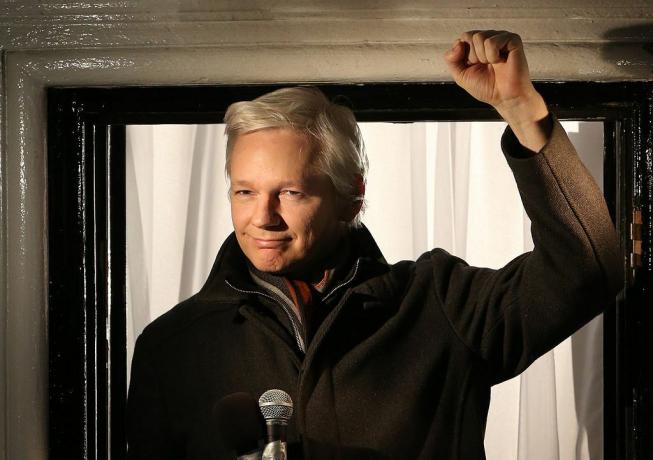 El fundador de Wikileaks, Julian Assange, habla desde la Embajada de Ecuador el 20 de diciembre de 2012 en Londres, Inglaterra.