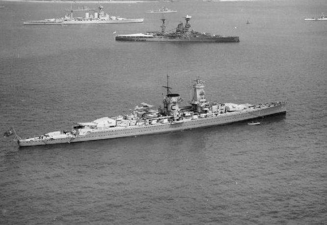 El acorazado de bolsillo Almirante Graf Spee fondeado con buques de guerra británicos en el fondo.