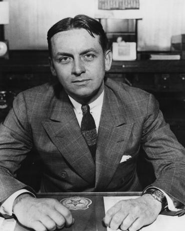 El agente del FBI Eliot Ness sentado en el escritorio, c. 1930.