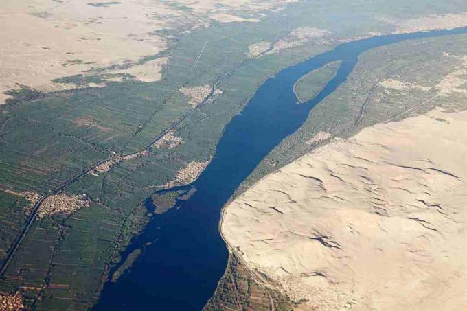 Vista aérea del río Nilo cerca de Asuán